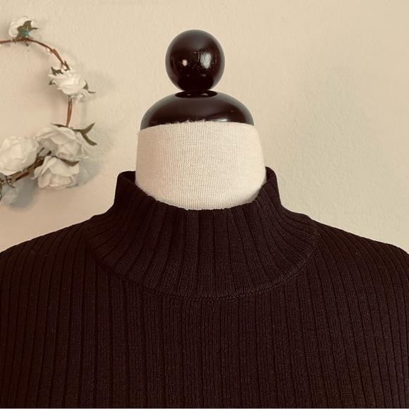 St. John Collection Basics by Marie Gray Mock Neck Knit Sleeveless Blouse - Picture 3 of 11